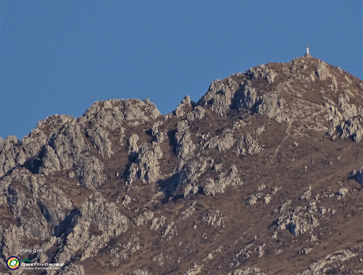 74 Maxi zoom verso la cima dell'Alben...visibile la croce.JPG